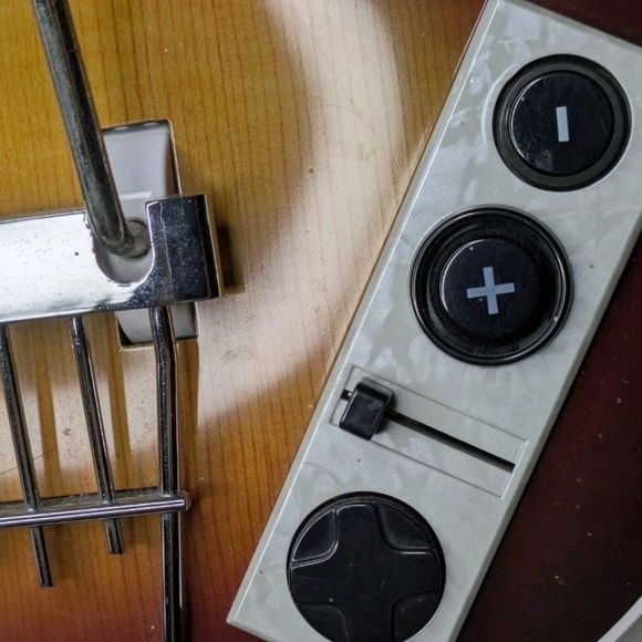 Wii Wii-U Rock Band The Beatles Harmonix Hofner Bass Guitar (NO DONGLE) w/Strap - Picture 3 of 9